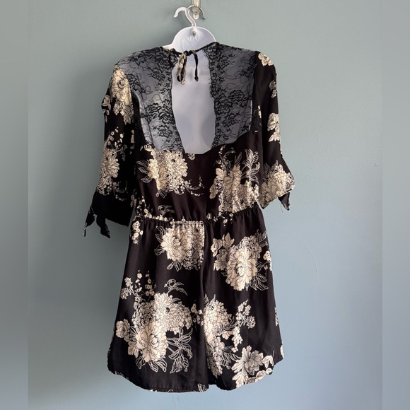 Be Bop Juniors Printed Lace-Trim Split-Sleeve Romper pants Black L - Picture 3 of 5